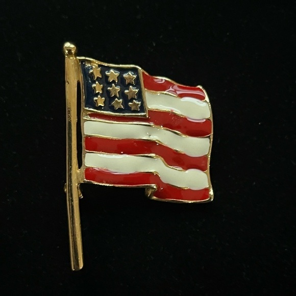 Vintage ‘OLD GLORY’ Gold Red White and Blue American Flag USA Brooch - Picture 1 of 6